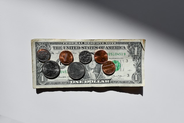 お金が無くても同棲できる？同棲する際にかかる費用の目安や、費用を抑える方法、同棲カップルが貯金するためのポイントについて解説